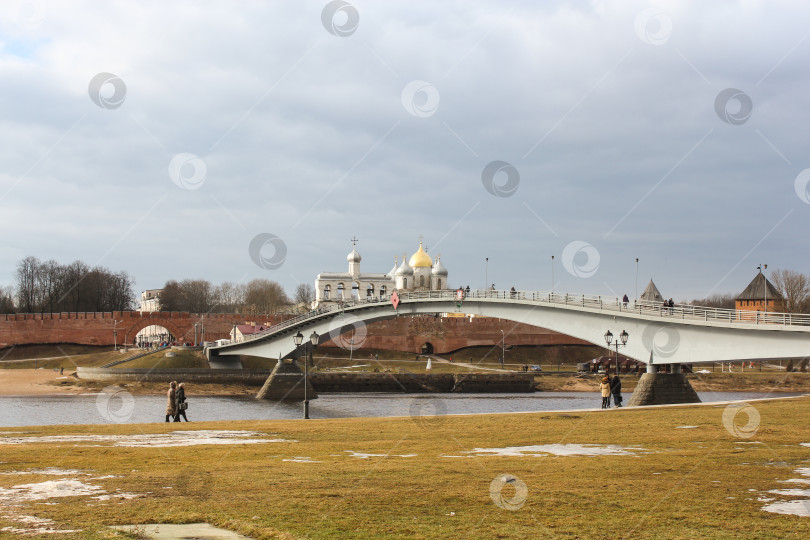 Скачать Пешеходный мост через реку Волхов. фотосток Ozero