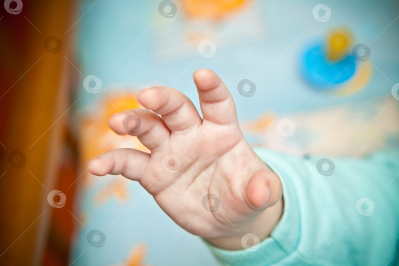 Скачать детская рука крупным планом, небольшая глубина резкости фотосток Ozero