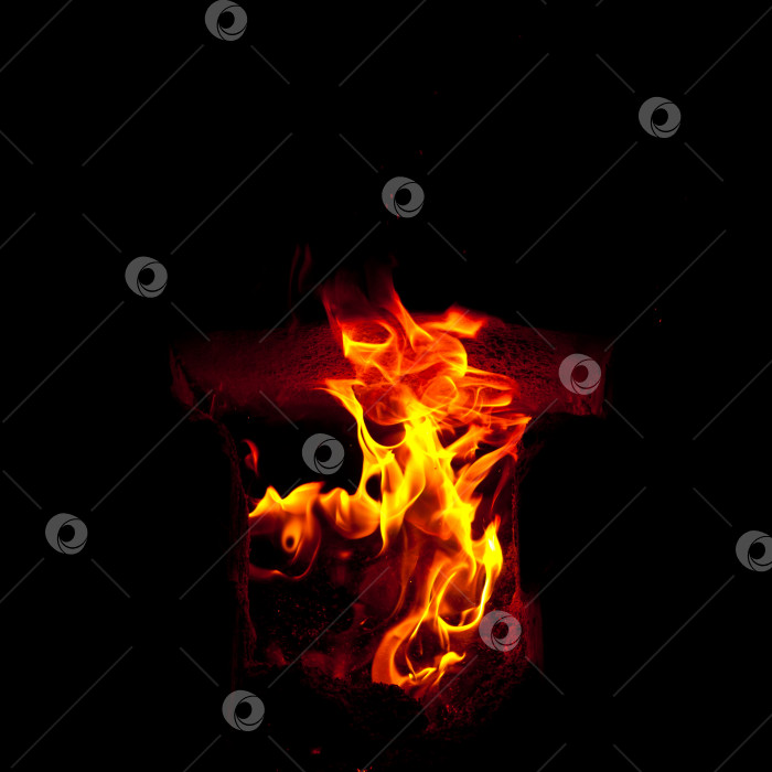 Скачать Пламя вырывается из камеры сгорания печи на черном фоне фотосток Ozero