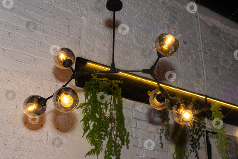 Скачать Потолочные светильники в интерьере кафе с кирпичной стеной фотосток Ozero