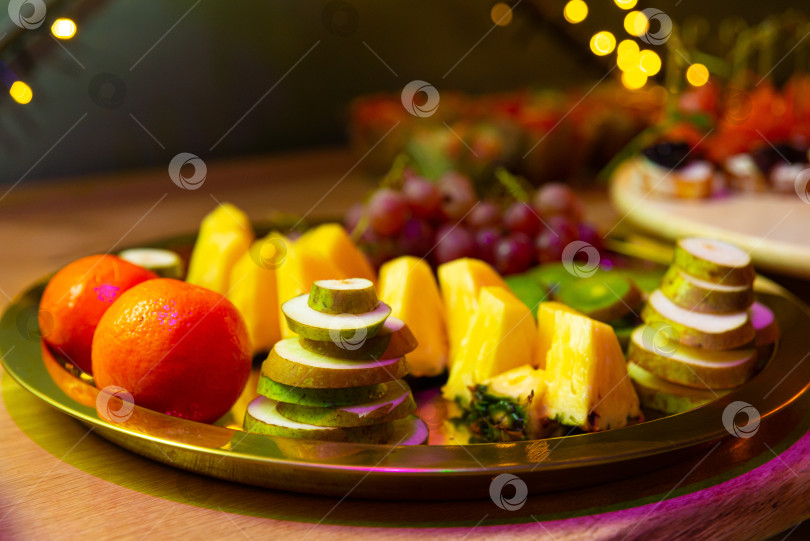 Скачать Тарелка с фруктами на столе, крупный план, выборочный фокус на нарезанном фри фотосток Ozero