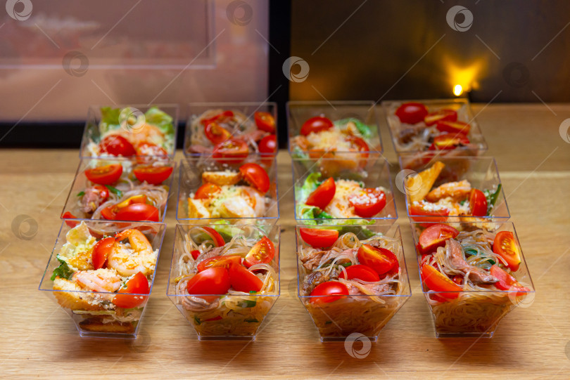 Скачать Мини-порции салата из стеклянной лапши с помидорами черри и мороженым фотосток Ozero