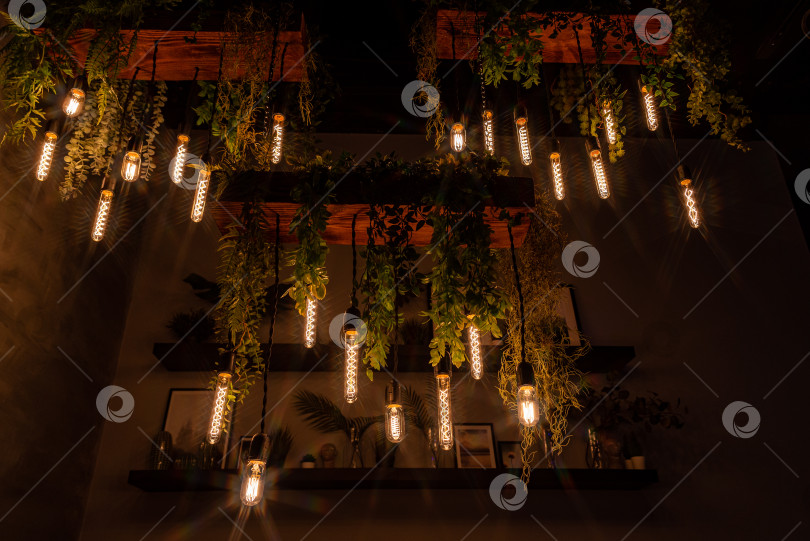 Скачать Декоративная подвесная гирлянда из подсвеченных лампочек создает впечатление войны фотосток Ozero