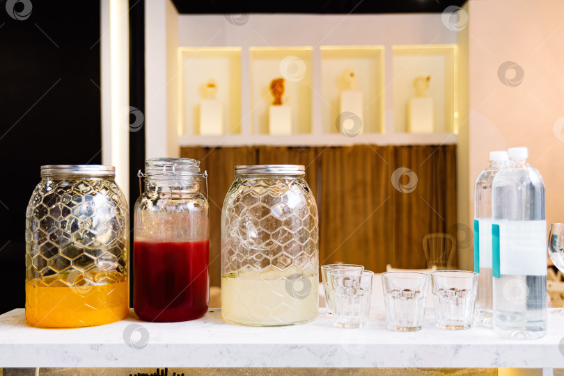 Скачать Прозрачные стеклянные банки с напитками: соком, компотом, кусочком на фотосток Ozero