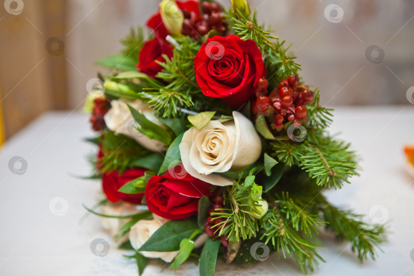 Скачать зимний свадебный букет из цветов и еловых веток фотосток Ozero