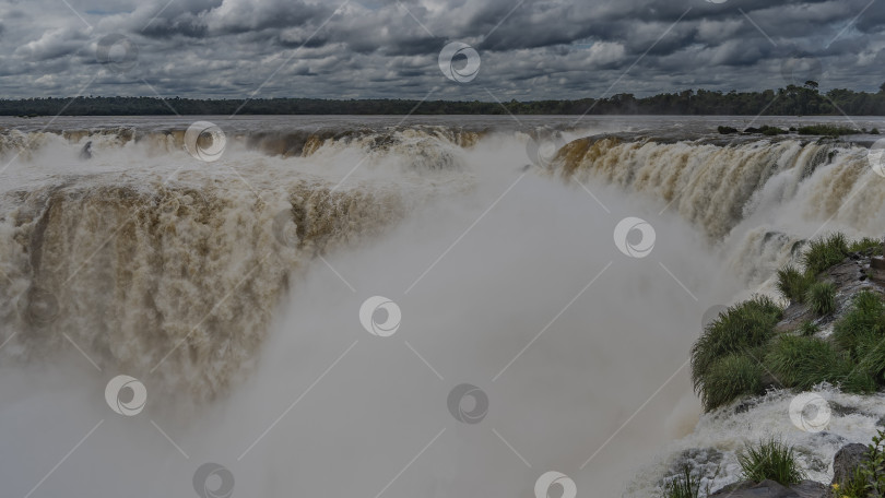 Скачать Мощные потоки водопада низвергаются в пропасть. фотосток Ozero