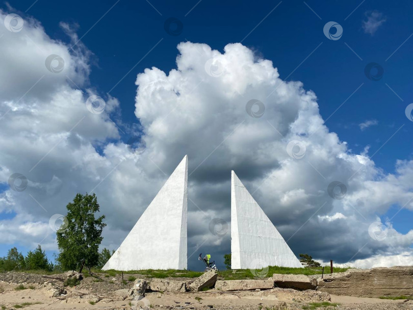 Скачать Памитник в виде парусов Геннадию Невельскому фотосток Ozero