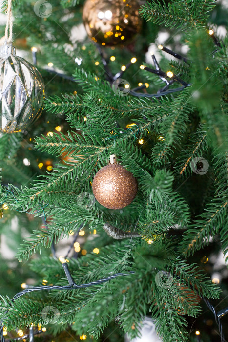 Скачать Интерьер комнаты в канун Рождества и Нового года украшен подарками, гирляндами и рождественской елкой. фотосток Ozero
