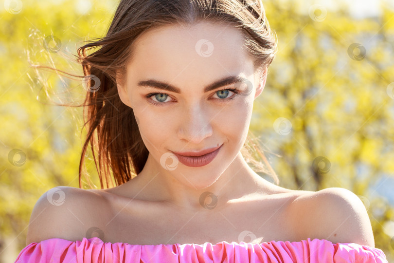 Скачать Красивая молодая женщина с ухоженным лицом на естественном фоне фотосток Ozero