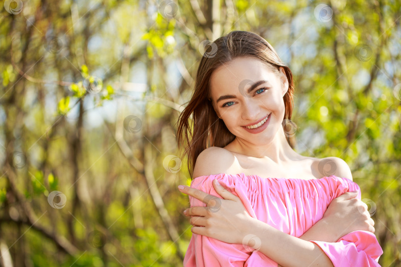 Скачать Портрет красивой молодой женщины на естественном фоне, улыбающейся фотосток Ozero
