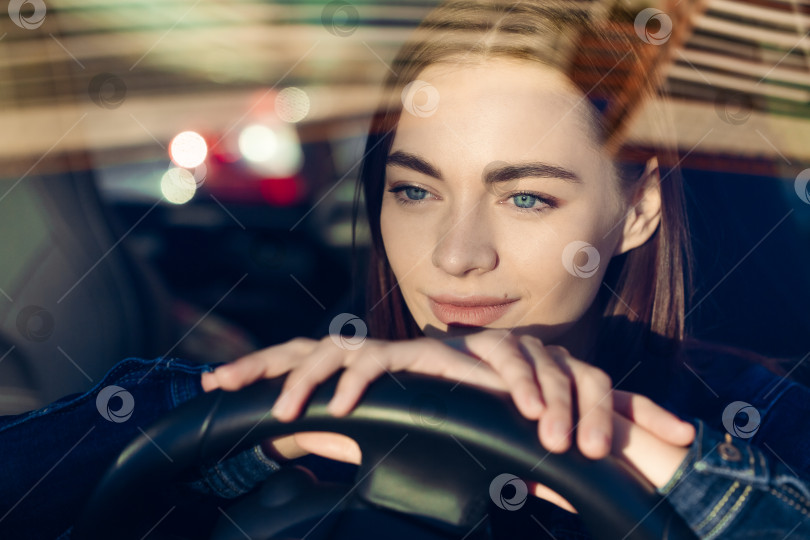 Скачать Милая молодая леди довольна машиной. Изображение красивой молодой женщины, которая водит машину фотосток Ozero