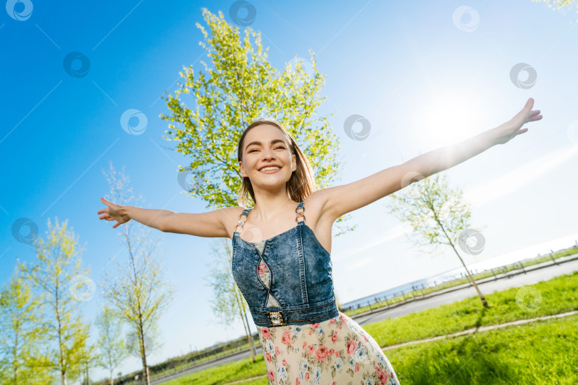 Скачать Красивая девушка на открытом воздухе наслаждается природой. Красивая модель в длинном платье развлекается фотосток Ozero