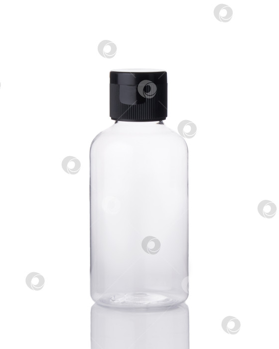 Скачать Пластиковая пустая бутылка с черной крышкой, выделенной на белом фоне фотосток Ozero