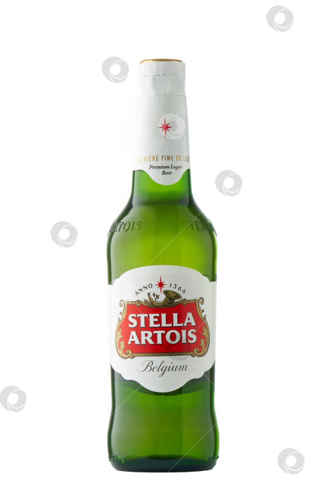 Скачать Санкт-Петербург - 30 августа 2022 года: Бутылка пива Stella Artois, выделенная на белом фоне, бутылка из зеленого стекла фотосток Ozero