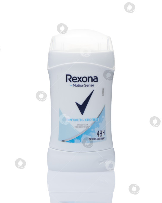 Скачать Санкт-Петербург - 30 августа 2022 года: Женский антиперспирант Rexona Motion Sense на белом фоне. фотосток Ozero