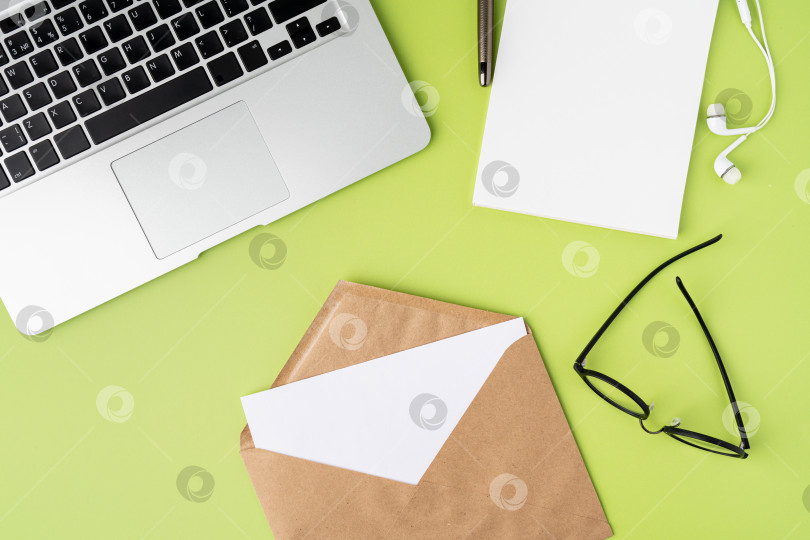 Скачать Концепция получения письма в конверте из крафт-бумаги в современном рабочем пространстве, сверху фотосток Ozero
