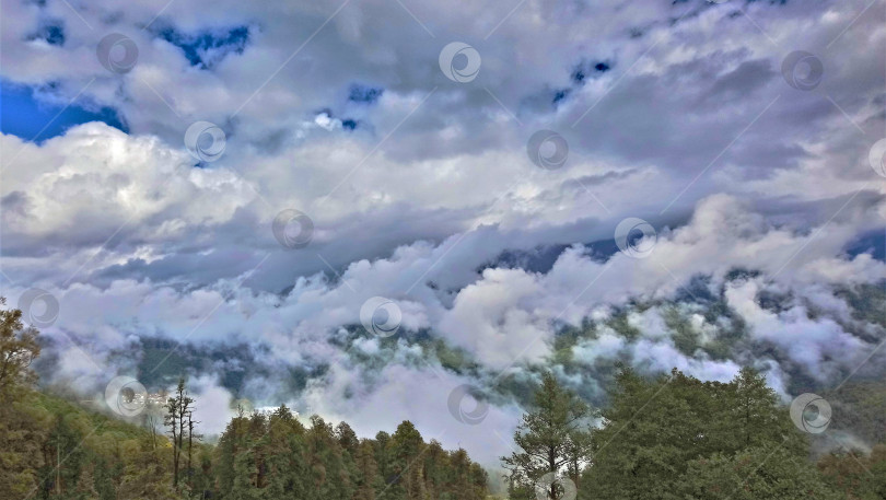Скачать Удивительные облака в горах Кавказа. фотосток Ozero