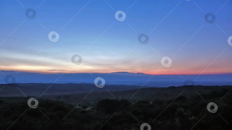 Скачать Солнце садится в Великой Рифтовой долине в Кении. фотосток Ozero