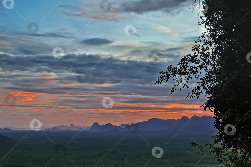 Скачать Закат в горах Таиланда. фотосток Ozero