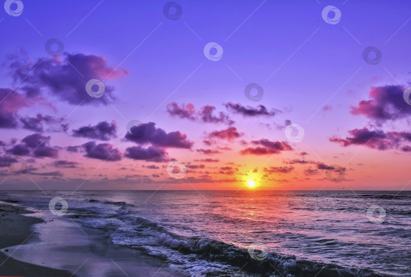 Скачать Фантастический восход солнца на Карибах. Солнце только что поднялось над горизонтом. фотосток Ozero