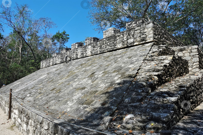 Скачать Руины древней цивилизации майя. Фрагмент поля для игры в мяч, Коба. фотосток Ozero