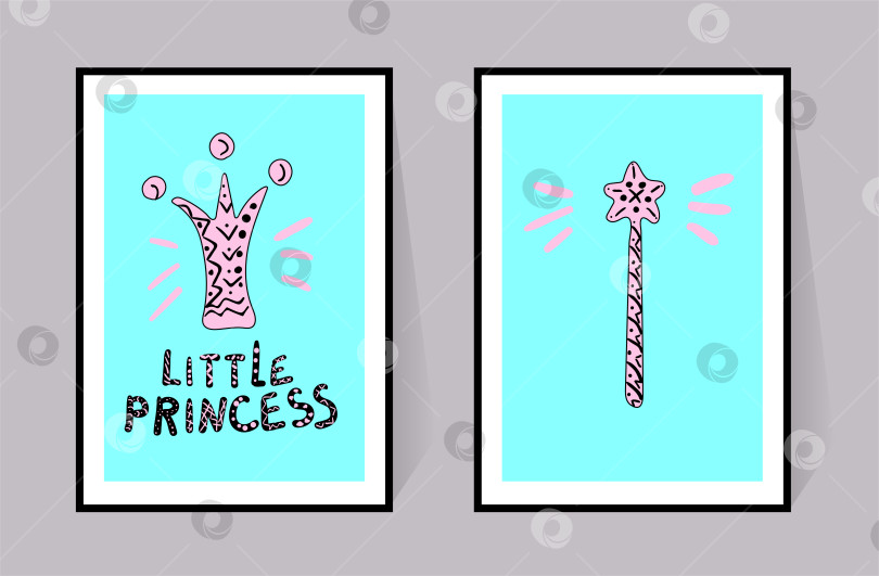 Скачать Надпись "Маленькая принцесса", корона и волшебная палочка. Два розовых плаката с черной линией. Набор векторного декора для детской комнаты. Нарисуйте от руки буквы в скандинавском стиле. Иллюстрация на бирюзовом фоне. фотосток Ozero