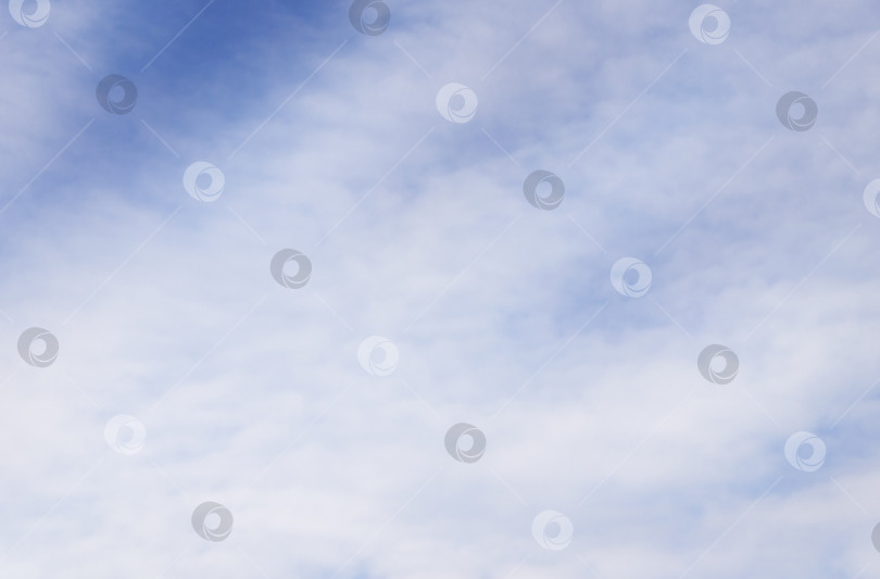 Скачать Расфокусированное облачное небо в качестве абстрактного фона. фотосток Ozero