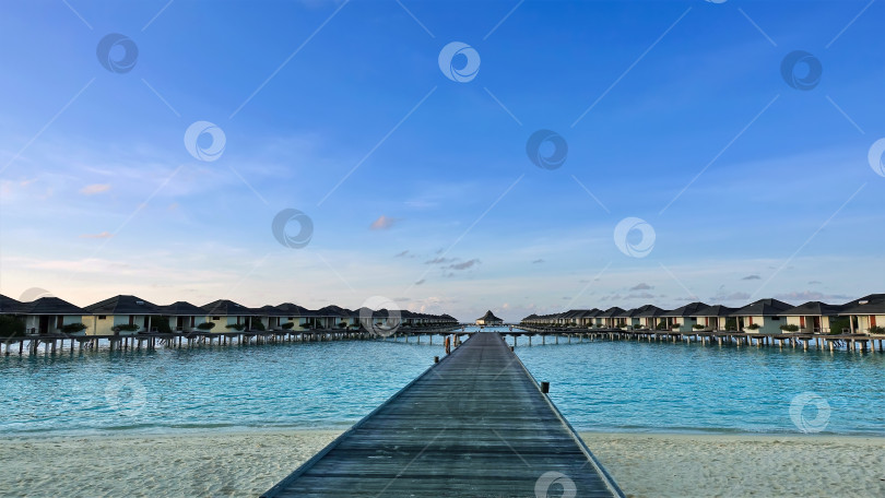 Скачать Ясный солнечный день на Мальдивах. фотосток Ozero