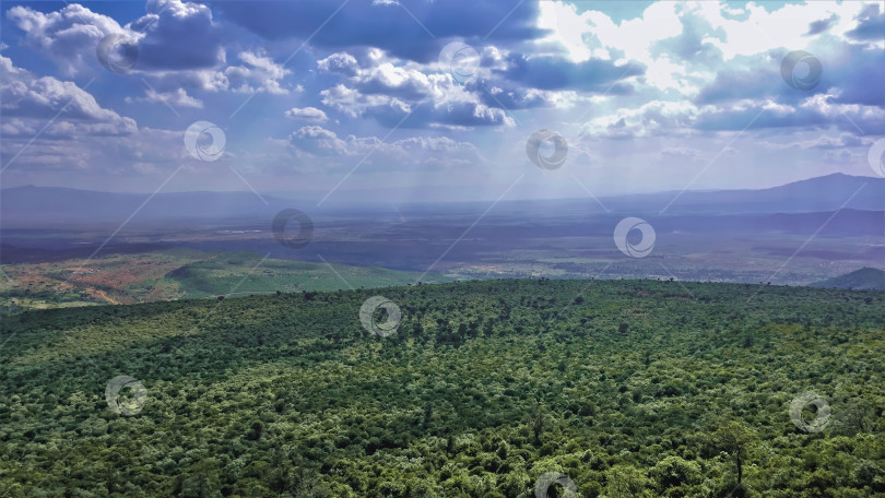 Скачать Великая Рифтовая долина в Кении освещена лучами солнца. фотосток Ozero