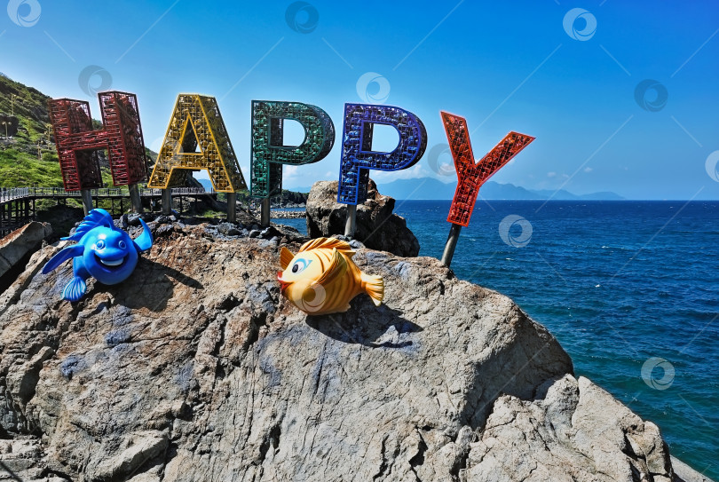 Скачать Установкой доволен. На скале изображены большие разноцветные объемные буквы фотосток Ozero