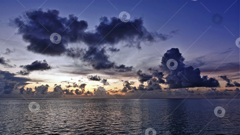 Скачать Небо и океан после захода солнца.  Мальдивы. фотосток Ozero
