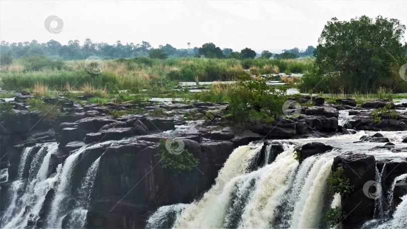 Скачать Водопад Виктория. Каменистое русло реки Замбези фотосток Ozero