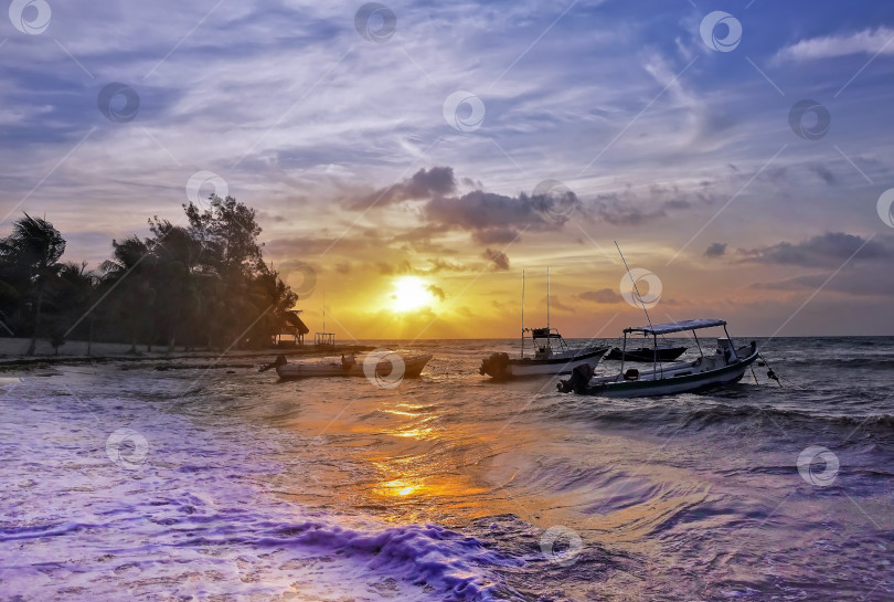 Скачать Карибское море. Восходящее солнце окрасило небо и облака в золотистые тона. фотосток Ozero