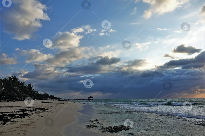 Скачать Рассвет на Карибах. Восходящее солнце окрасило облака в оранжевый цвет. фотосток Ozero