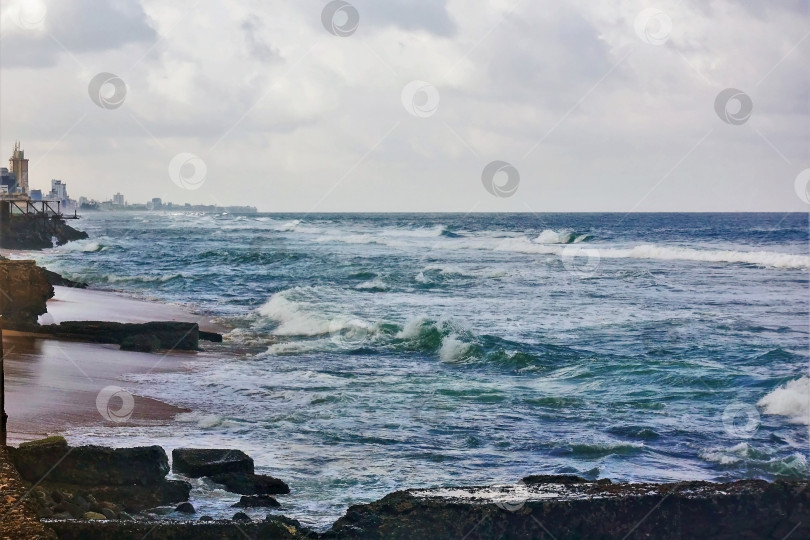 Скачать Пенистые бирюзовые волны океана набегают на песчаный берег. фотосток Ozero