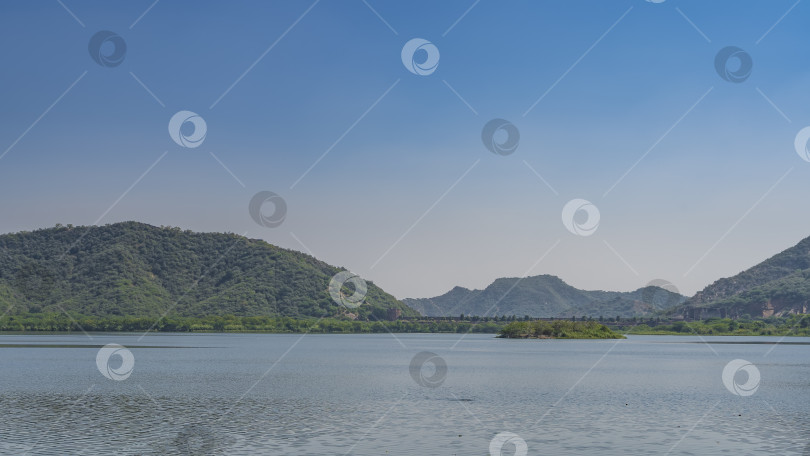 Скачать Спокойное голубое озеро, зеленые горы, чистое лазурное небо. фотосток Ozero