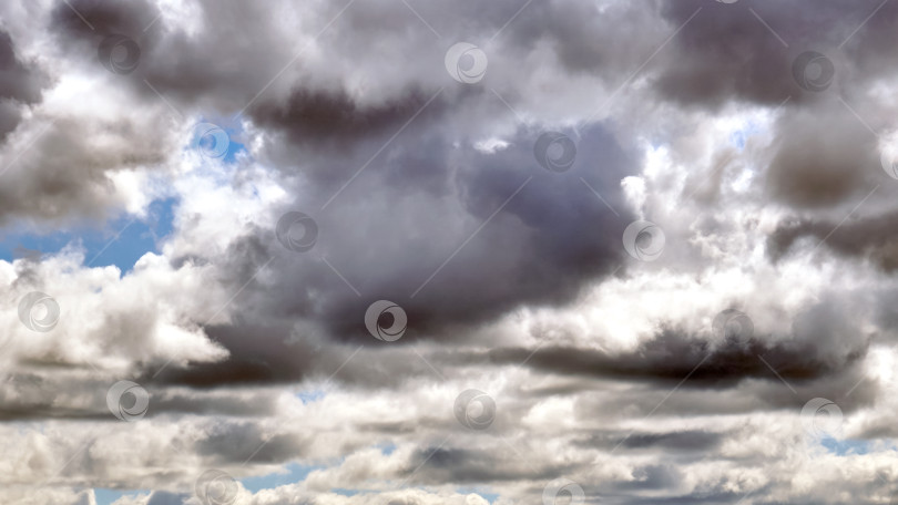Скачать Темные облака на фоне голубого неба фотосток Ozero