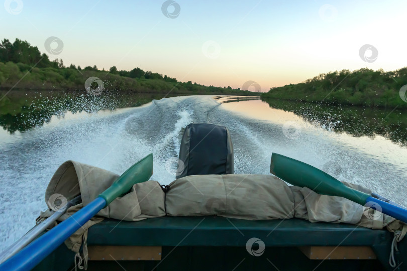 Скачать Вид на корму лодки, которая плывет по реке. фотосток Ozero