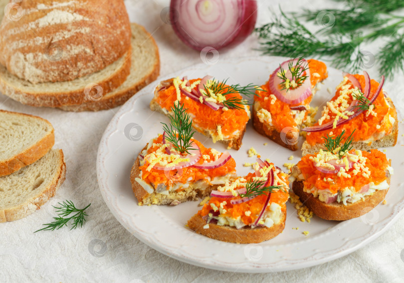 Скачать Вкусная порционная закуска из цельнозернового (ржаного) хлеба с соусом фотосток Ozero