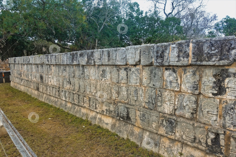 Скачать Древние руины в Чичен-Ице, Мексика. Каменная платформа из черепов фотосток Ozero