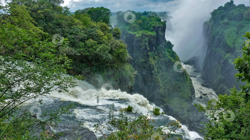 Скачать Уникальный водопад Виктория. Река течет бурным потоком и впадает в ущелье фотосток Ozero