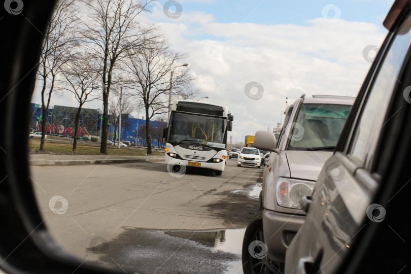 Скачать Отражение автобуса в зеркале. фотосток Ozero