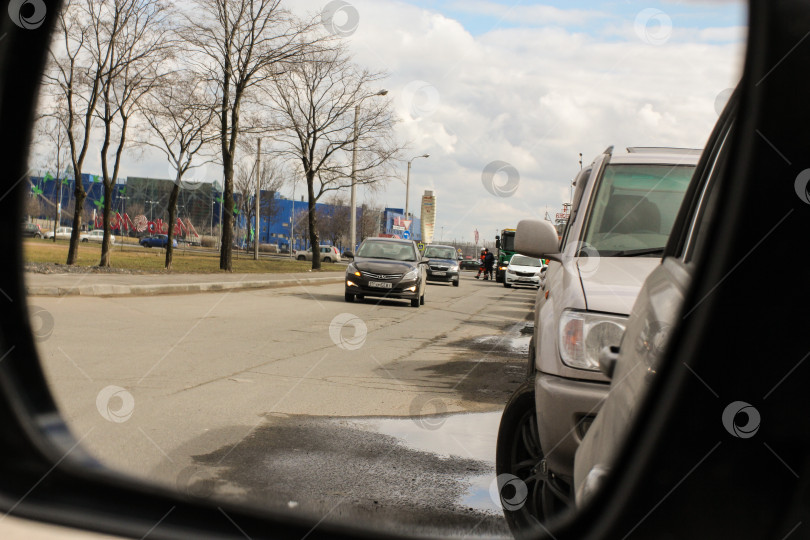 Скачать Отражение в автомобильном зеркале. фотосток Ozero