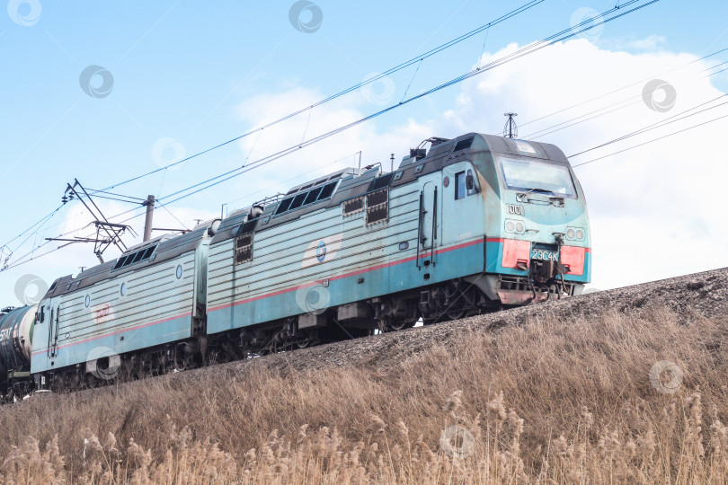Скачать Синий локомотив на железной дороге. фотосток Ozero