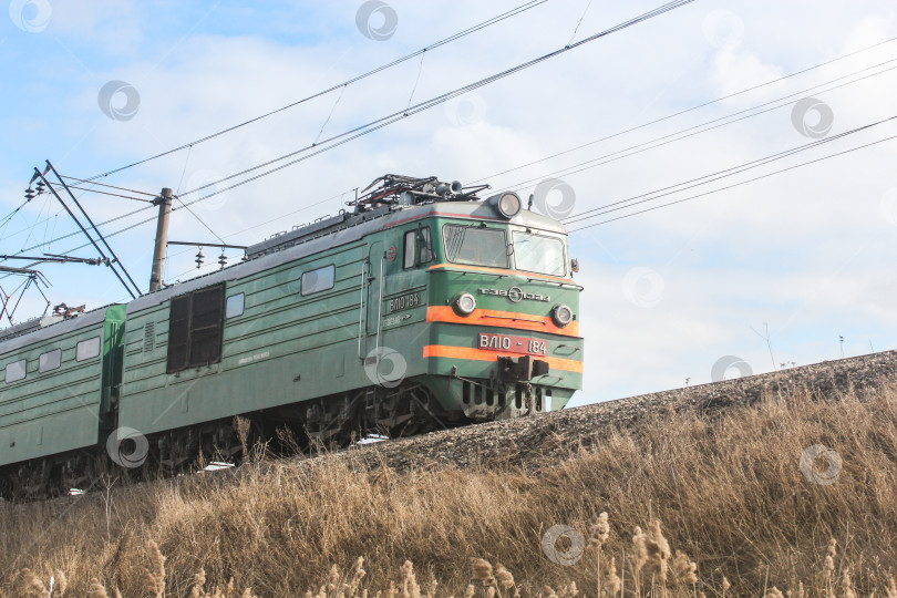 Скачать Железнодорожный локомотив на насыпи. фотосток Ozero