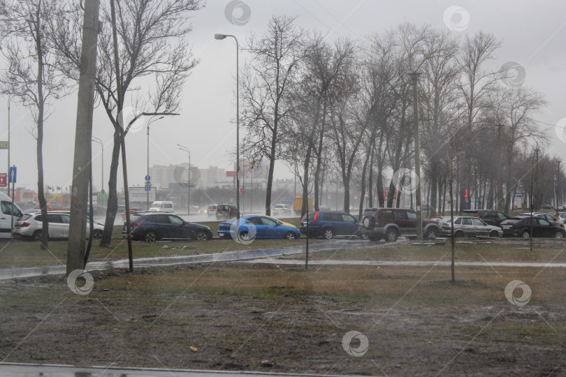 Скачать Дождливая погода в городе. фотосток Ozero