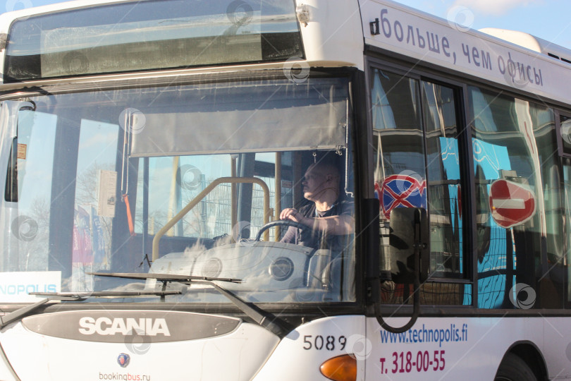 Скачать Водитель пассажирского автобуса за рулем. фотосток Ozero
