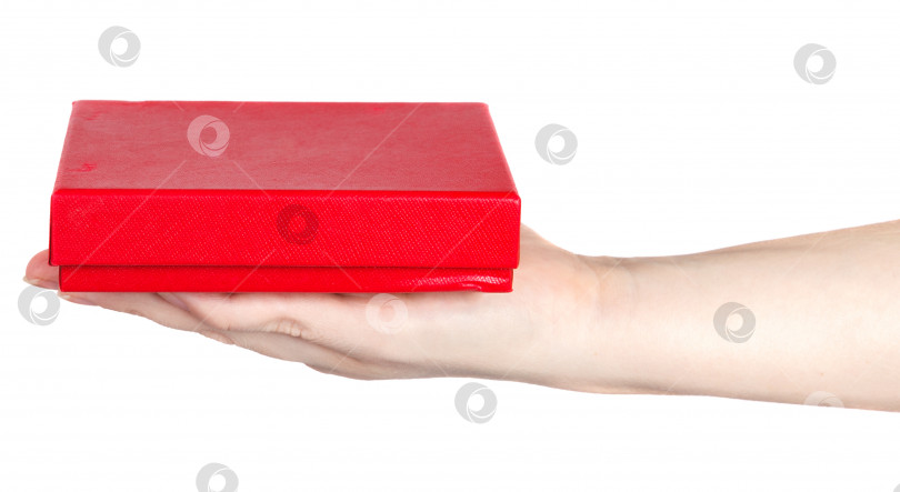 Скачать красная коробка в женской руке на белом фоне фотосток Ozero
