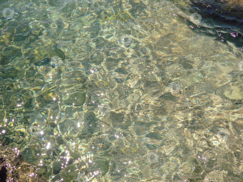 Скачать оригинальный фон из камня и прозрачной морской воды фотосток Ozero