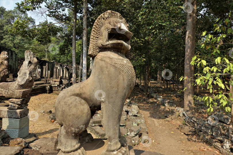 Скачать Древняя каменная скульптура мифологического льва в храме Ангкор. фотосток Ozero
